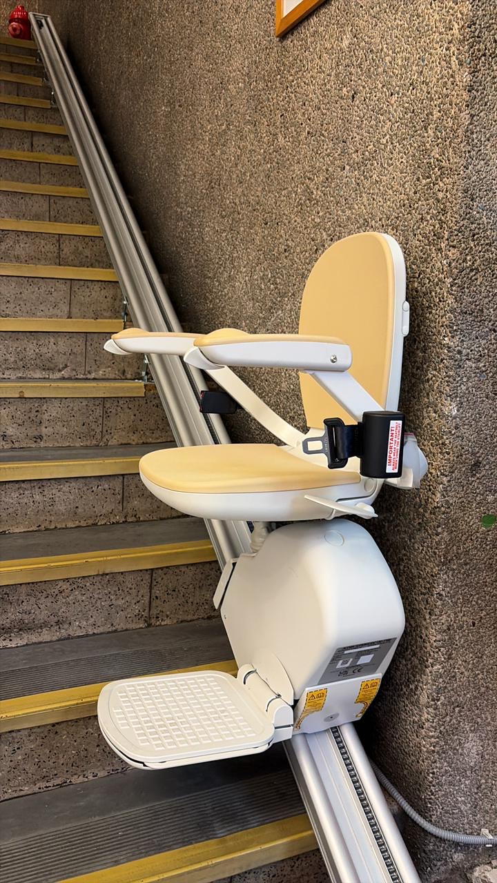 Silla de movilidad reducida instalada en la escalera del cuartel de la Octava Compañía